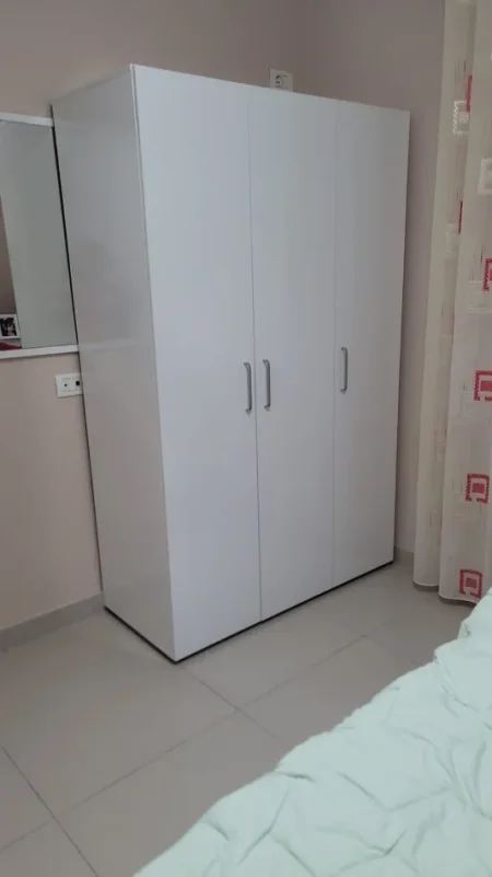 Tirane, shes Dollap super i ri 80 €
