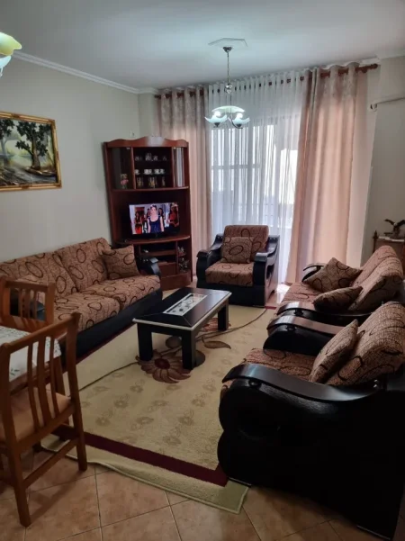 Tirane, jepet me qera apartament 2+1+Ballkon Kati 4, 70 m² 520 € (Pasticeri Nela 6 Yzberish)