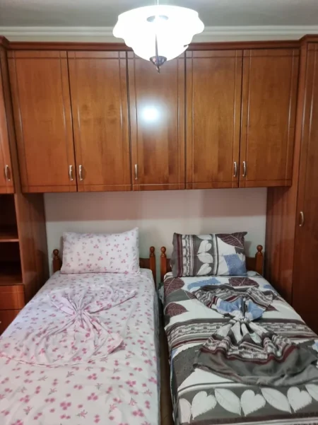 Tirane, jepet me qera apartament 2+1+Ballkon Kati 4, 70 m² 520 € (Pasticeri Nela 6 Yzberish)