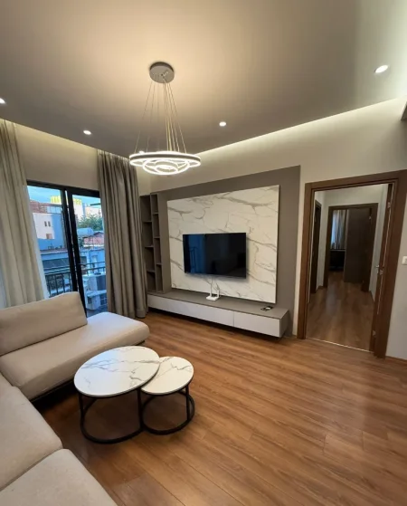 Tirane, jepet me qera apartament 2+1+Aneks+Ballkon Kati 2, 700 € (medreseja)