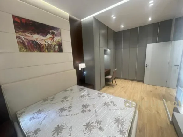 Tirane, jepet me qera apartament 1+1 Kati 8, 76 m² 900 € (Square 21)