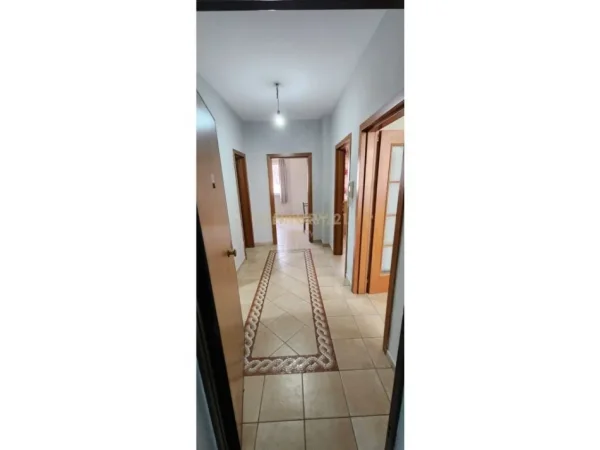Tirane, jepet me qera apartament 2+1 Kati 3, 116 m² 750 € (Rruga Fortuzi Legacy142348)