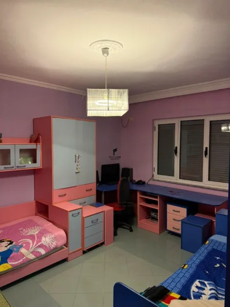 Tirane, jepet me qera apartament 3+1 Kati 4, 100 m² 600 € (XHAMLLIKU)