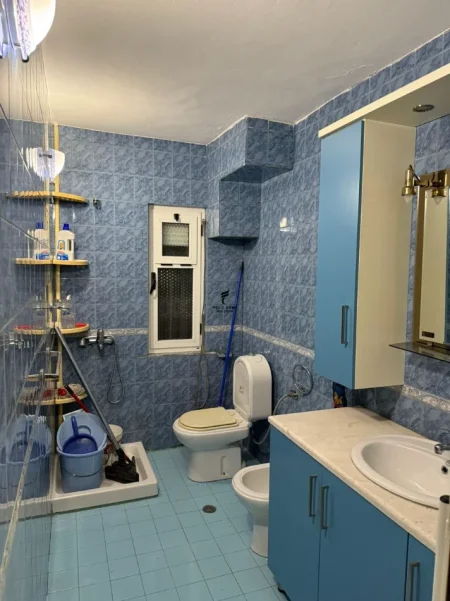 Tirane, jepet me qera apartament 3+1 Kati 4, 100 m² 600 € (XHAMLLIKU)