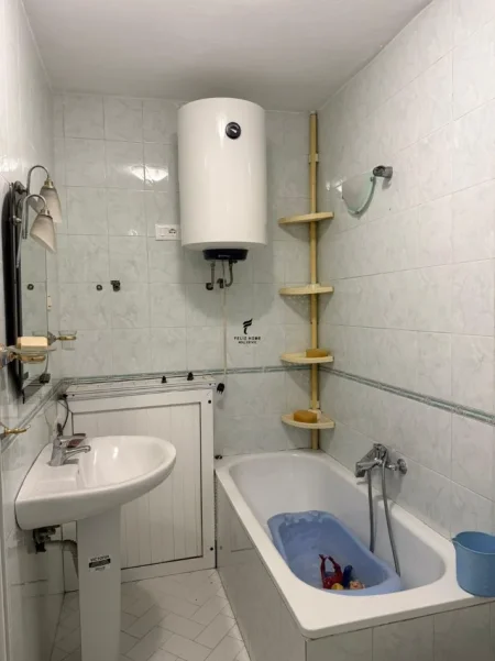 Tirane, jepet me qera apartament 3+1 Kati 4, 100 m² 600 € (XHAMLLIKU)