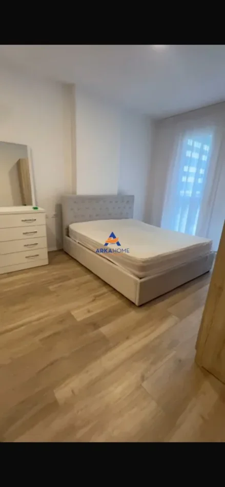 Tirane, jepet me qera apartament 2+1+Ballkon Kati 4, 90 m² 586 €
