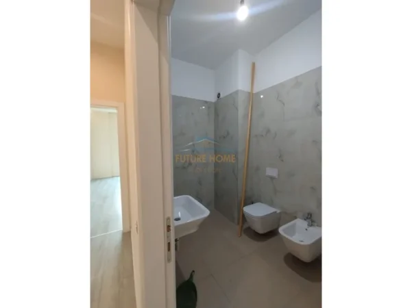 Tirane, jepet me qera ambjent biznesi Kati 7, 103 m² 1.000 € (SQUARE 21 , Rruga Kavajes)