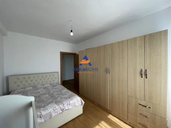 Tirane, jepet me qera apartament 2+1+Ballkon Kati 4, 120 m² 426 € 