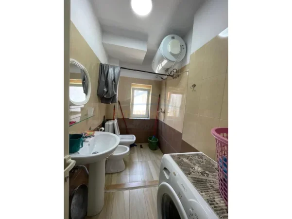 Tirane, jepet me qera apartament 1+1 Kati 3, 58 m² 400 € (Bllok)