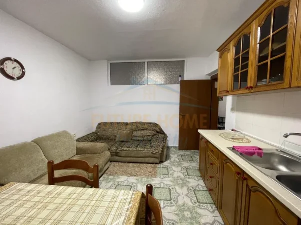 Tirane, jepet me qera apartament 1+1 Kati 3, 58 m² 400 € (Bllok)
