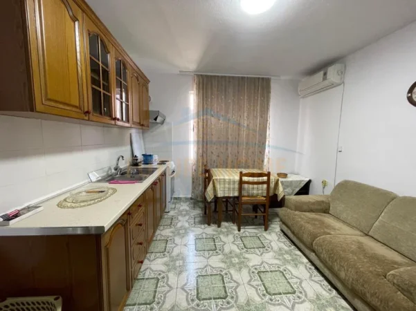 Tirane, jepet me qera apartament 1+1 Kati 3, 58 m² 400 € (Bllok)