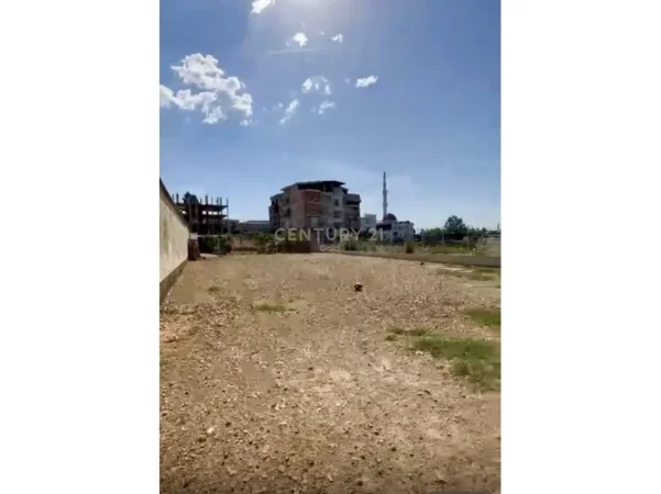 Tirane, shitet toke , 400 m² 
