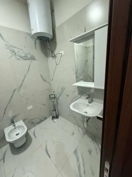Tirane, jepet me qera apartament 2+1 Kati 2, 113 m² 700 € (Rruga e Dibres)