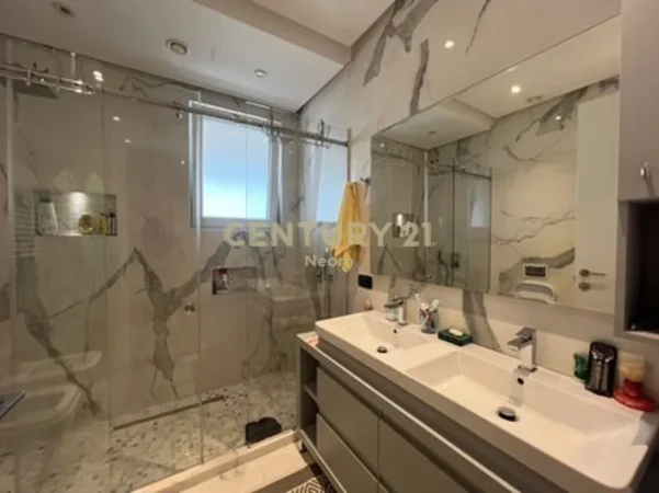 Tirane, jepet me qera apartament+verande | Penthouse 1+1+Aneks+Ballkon Kati 5, 154 m² 1.200 € (Liqeni Artificial)