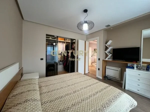 Tirane, jepet me qera apartament+verande | Penthouse 1+1+Aneks+Ballkon Kati 5, 154 m² 1.200 € (Liqeni Artificial)