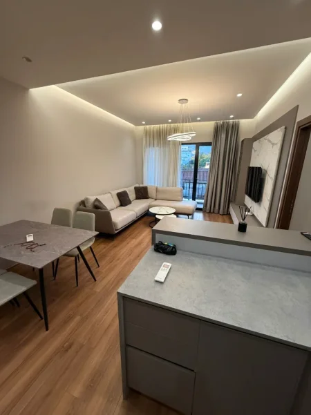 Shqiperi, jepet me qera Apartament 2+1+2 Tualete, Mobiluar, Kati 2, 100 m², Çmimi 70.000 Lekë të Reja, Kompleksi Arlis, Rruga Dibrës,Tiranë)