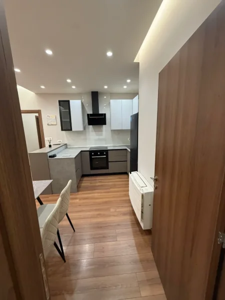 Shqiperi, jepet me qera Apartament 2+1+2 Tualete, Mobiluar, Kati 2, 100 m², Çmimi 70.000 Lekë të Reja, Kompleksi Arlis, Rruga Dibrës,Tiranë)
