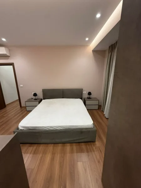 Shqiperi, jepet me qera Apartament 2+1+2 Tualete, Mobiluar, Kati 2, 100 m², Çmimi 70.000 Lekë të Reja, Kompleksi Arlis, Rruga Dibrës,Tiranë)