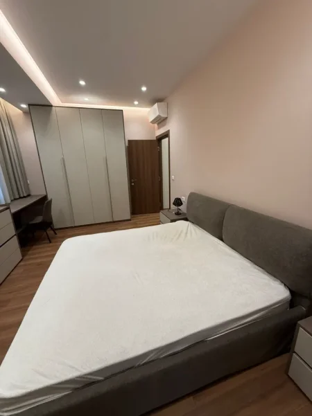 Shqiperi, jepet me qera Apartament 2+1+2 Tualete, Mobiluar, Kati 2, 100 m², Çmimi 70.000 Lekë të Reja, Kompleksi Arlis, Rruga Dibrës,Tiranë)