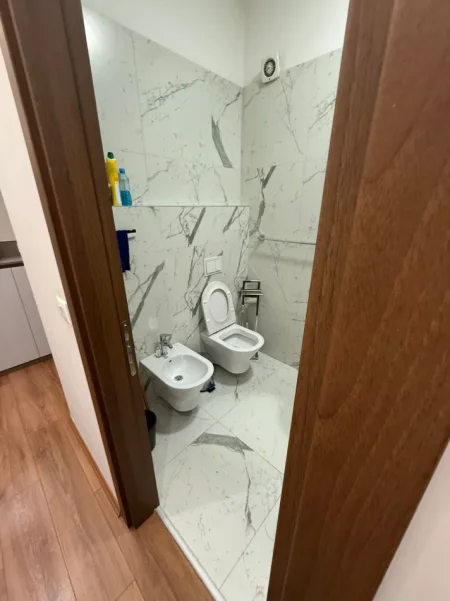 Shqiperi, jepet me qera Apartament 2+1+2 Tualete, Mobiluar, Kati 2, 100 m², Çmimi 70.000 Lekë të Reja, Kompleksi Arlis, Rruga Dibrës,Tiranë)