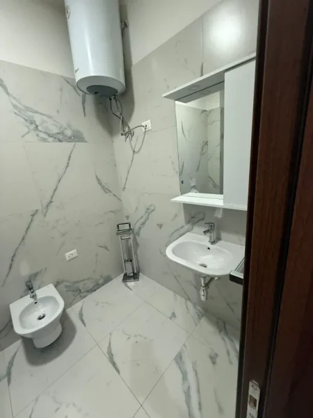 Shqiperi, jepet me qera Apartament 2+1+2 Tualete, Mobiluar, Kati 2, 100 m², Çmimi 70.000 Lekë të Reja, Kompleksi Arlis, Rruga Dibrës,Tiranë)