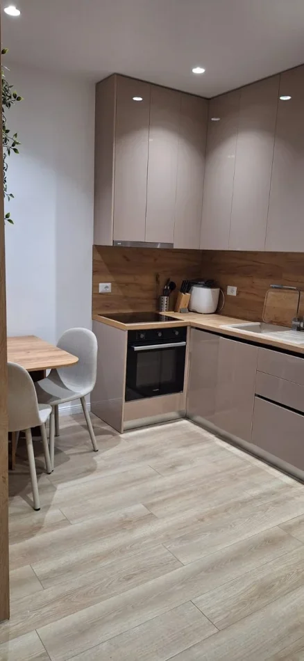 Tirane, jepet me qera apartament 1+1 Kati 1, 35 m² 400 € (Selitë)