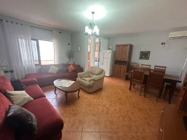 Tirane, jepet me qera apartament 2+1+Ballkon Kati 5, 80 m² 600 € (Rruga e Barrikadave)