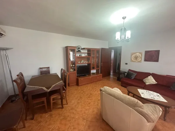 Tirane, jepet me qera apartament 2+1+Ballkon Kati 5, 80 m² 600 € (Rruga e Barrikadave)