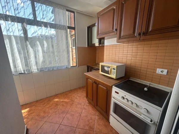 Tirane, jepet me qera apartament 2+1+Ballkon Kati 5, 80 m² 600 € (Rruga e Barrikadave)