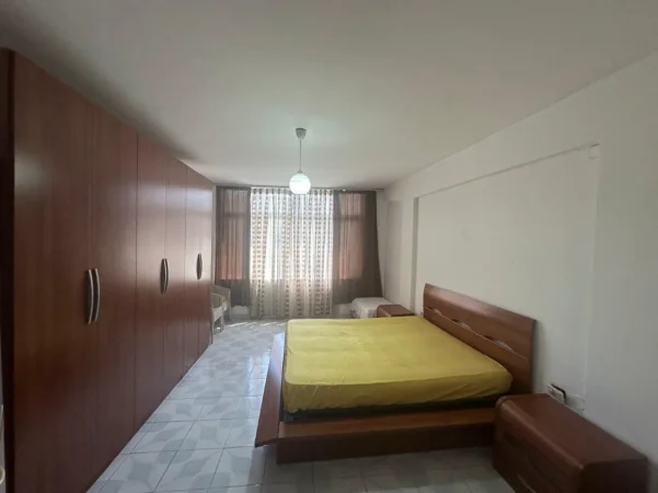 Tirane, jepet me qera apartament 2+1+Ballkon Kati 5, 80 m² 600 € (Rruga e Barrikadave)