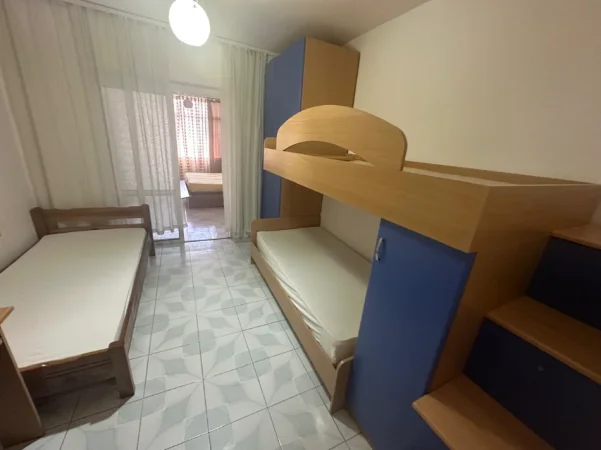 Tirane, jepet me qera apartament 2+1+Ballkon Kati 5, 80 m² 600 € (Rruga e Barrikadave)