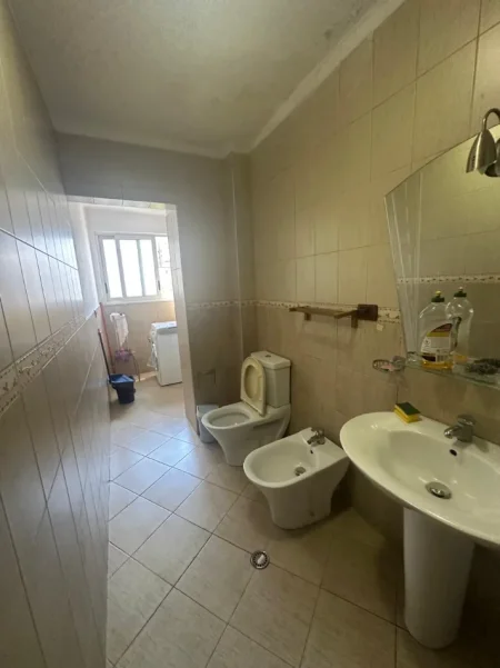 Tirane, jepet me qera apartament 2+1+Ballkon Kati 5, 80 m² 600 € (Rruga e Barrikadave)