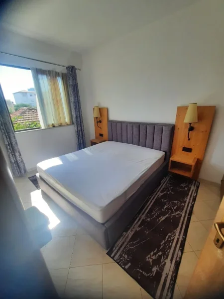 Tirane, jepet me qera apartament 1+1+Ballkon Kati 2, 60 m² 347 € (Rruga hekuran marra ngjitur me kopshtin nene tereza)