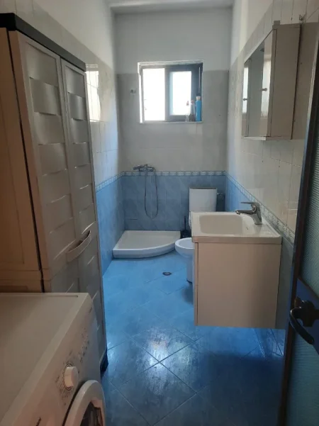 Tirane, jepet me qera apartament 1+1+Ballkon Kati 2, 60 m² 347 € (Rruga hekuran marra ngjitur me kopshtin nene tereza)