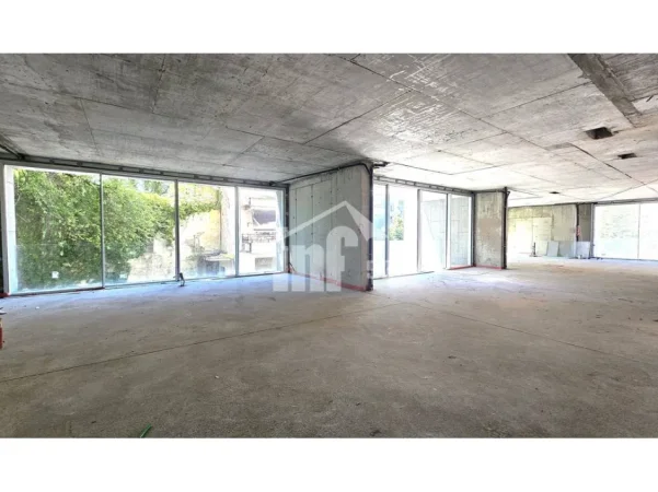 Tirane, jepet me qera zyre Kati 1, 270 m² (WEST RESIDENCE, PRANË PRESIDENCËS)