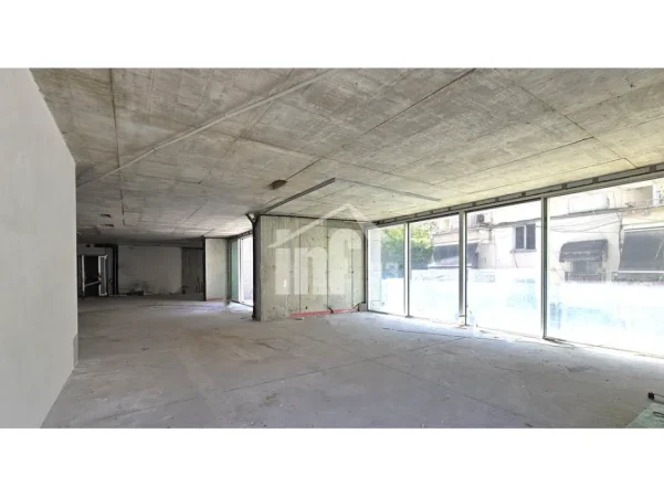 Tirane, jepet me qera zyre Kati 1, 270 m² (WEST RESIDENCE, PRANË PRESIDENCËS)