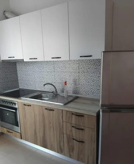 Tirane, jepet me qera apartament 1+1 Kati 2, 70 m² 300 € (Rruga Jordan Misja)