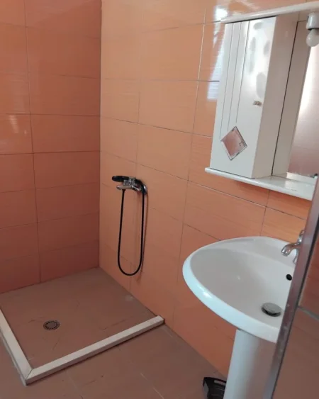 Tirane, jepet me qera apartament 1+1 Kati 2, 70 m² 300 € (Rruga Jordan Misja)