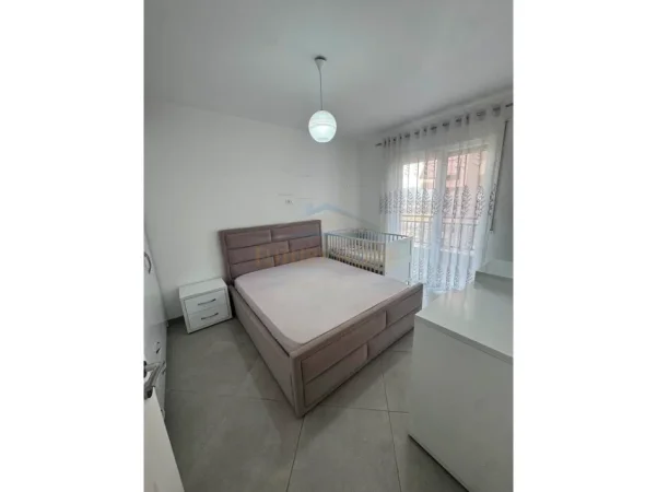 Tirane, jepet me qera apartament 2+1+Aneks+Ballkon Kati 3, 105 m² 600 € (Unaza e Re)