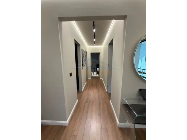 Tirane, shitet apartament 3+1+Ballkon Kati 1, 174 m² 550.000 € (LONG HILL)