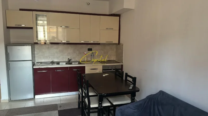 Tirane, jepet me qera apartament 1+1 Kati 1, 65 m² 500 € (VILA GOLD)