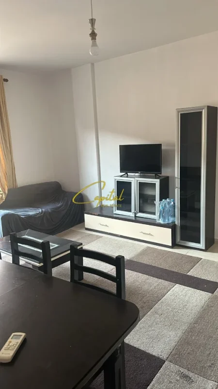 Tirane, jepet me qera apartament 1+1 Kati 1, 65 m² 500 € (VILA GOLD)