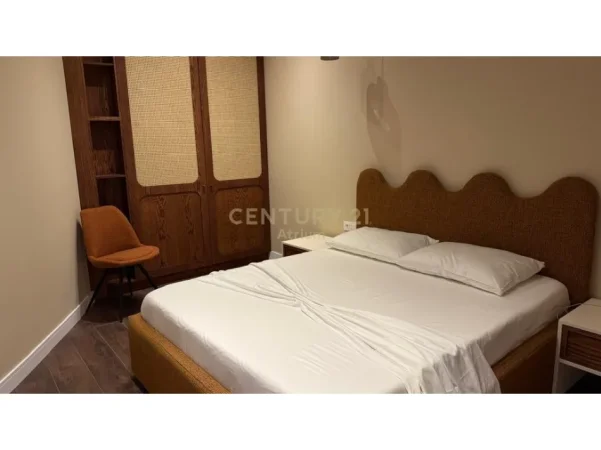 Tirane, jepet me qera apartament 1+1 Kati 11, 50 m² 700 € (pazari i ri)