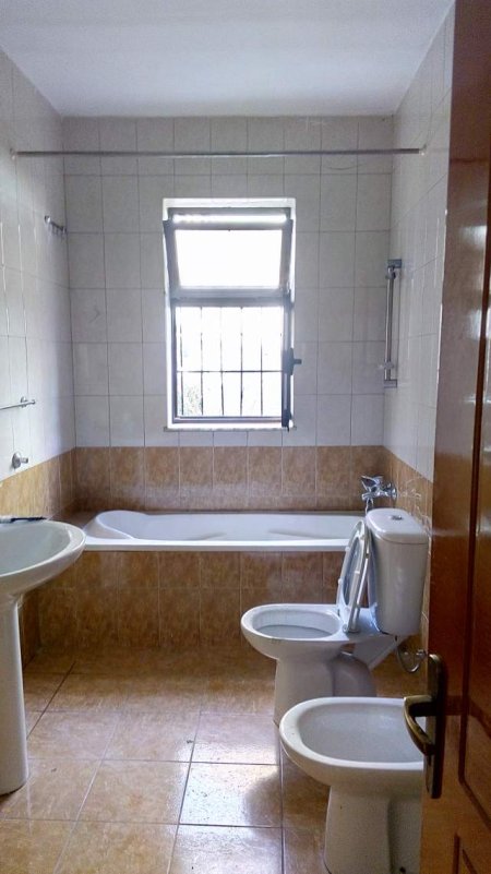 Tirane,Shitet Kati I Shtëpi/Ndërtesë 2-kate,me oborr, tip2+1+kuzhinë+verandë, sip110m², Cmimi 170'000€, në rrugën Ali Visha pranë shkollës 9-Vjeçare O