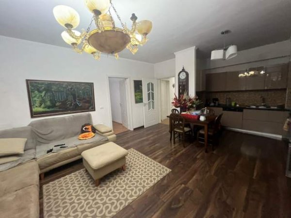 Tirane, jepet me qera apartament 3+1 Kati 4, 150 m² 900 Euro (Myslym Shyri)
