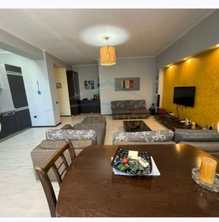 Tirane, jepet me qera apartament 2+1 Kati 2, 110 m² 700 Euro (Ish Ekspozita)