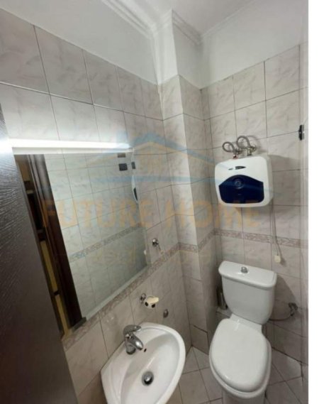 Tirane, jepet me qera apartament 2+1 Kati 2, 110 m² 700 Euro (Ish Ekspozita)