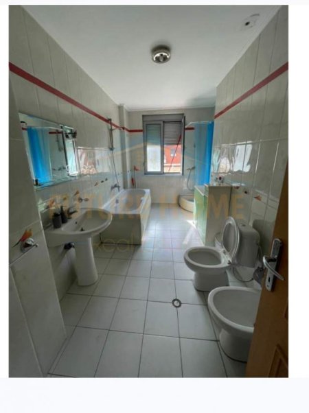 Tirane, jepet me qera apartament 2+1 Kati 10, 145 m² 600 Euro (Zog i Zi)