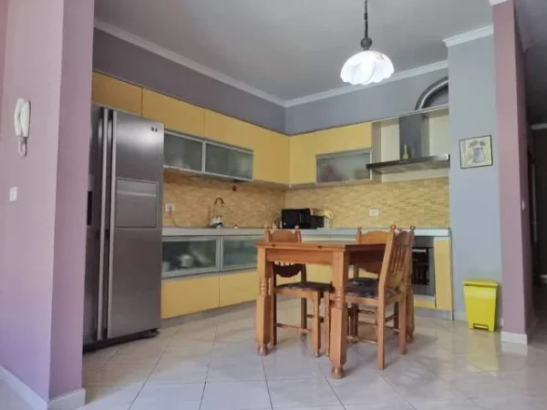 Tirane, jepet me qera apartament 3+1 Kati 2, 150 m² 600 Euro (Kopshti Zoologjik)