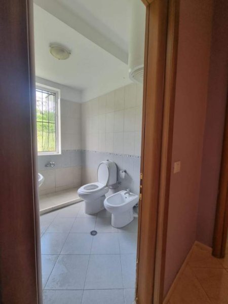 Tirane, jepet me qera apartament 3+1 Kati 2, 150 m² 600 Euro (Kopshti Zoologjik)